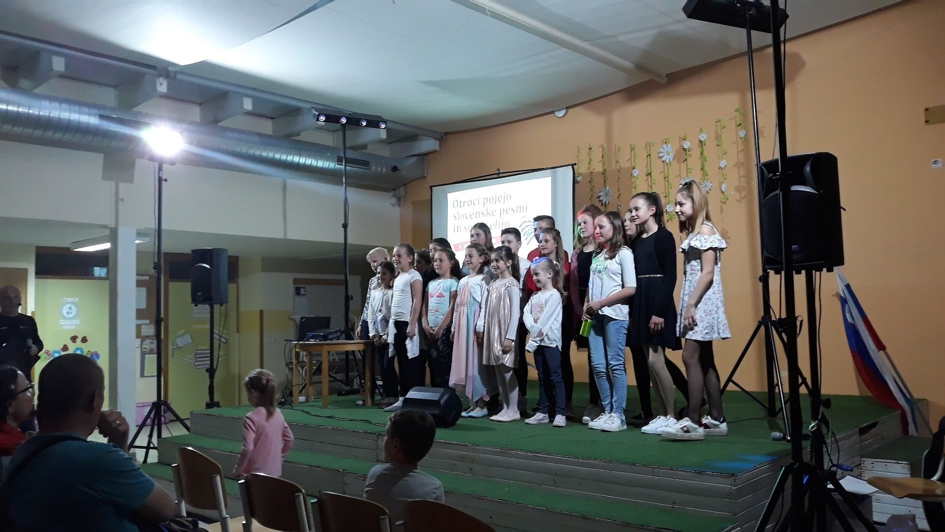 Otroci pojejo slovenske pesmi in se veselijo 2019